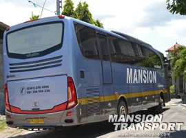 Bus untuk perjalanan overland Bali dan Jawa